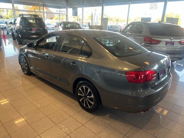 Volkswagen Jetta Sedan Vehicle Full-screen Gallery Image 13