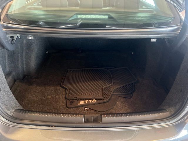 Volkswagen Jetta Sedan Vehicle Full-screen Gallery Image 20