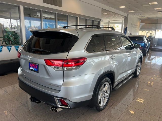Toyota Highlander Vehicle Full-screen Gallery Image 02