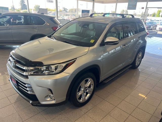 Toyota Highlander Vehicle Full-screen Gallery Image 03