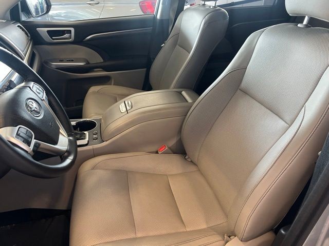 Toyota Highlander Vehicle Full-screen Gallery Image 04