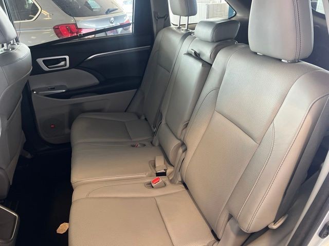 Toyota Highlander Vehicle Full-screen Gallery Image 05