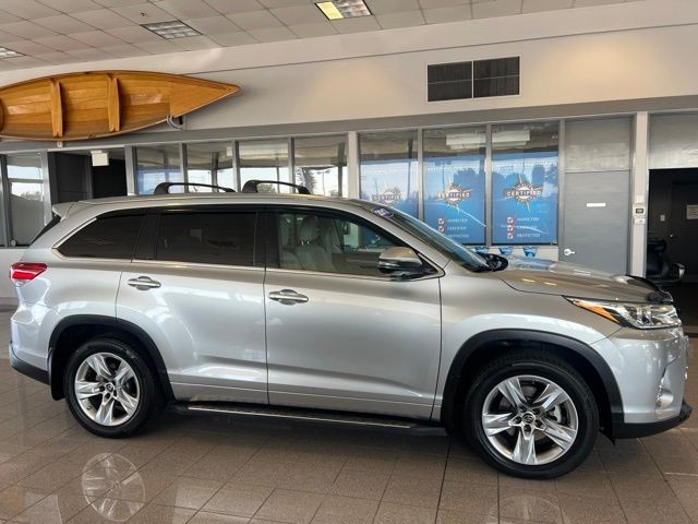 Toyota Highlander Vehicle Full-screen Gallery Image 08