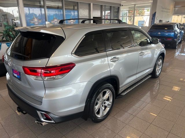 Toyota Highlander Vehicle Full-screen Gallery Image 09