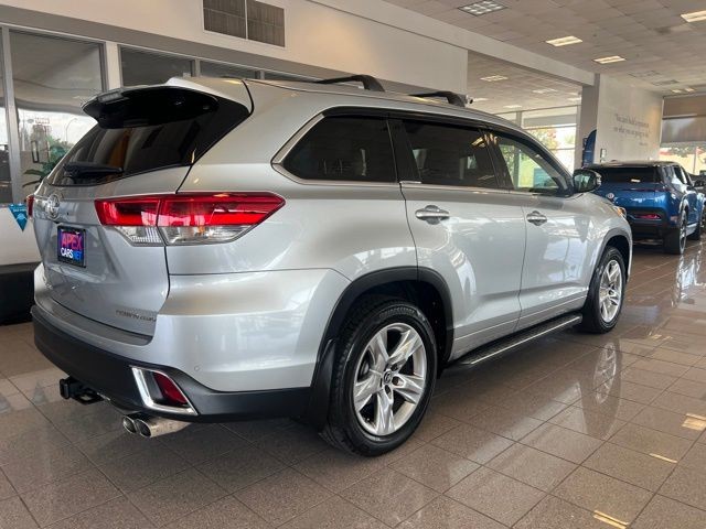 Toyota Highlander Vehicle Full-screen Gallery Image 10