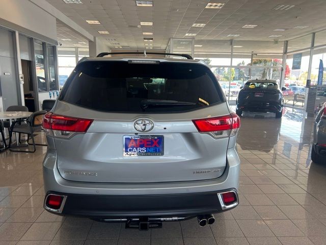 Toyota Highlander Vehicle Full-screen Gallery Image 11