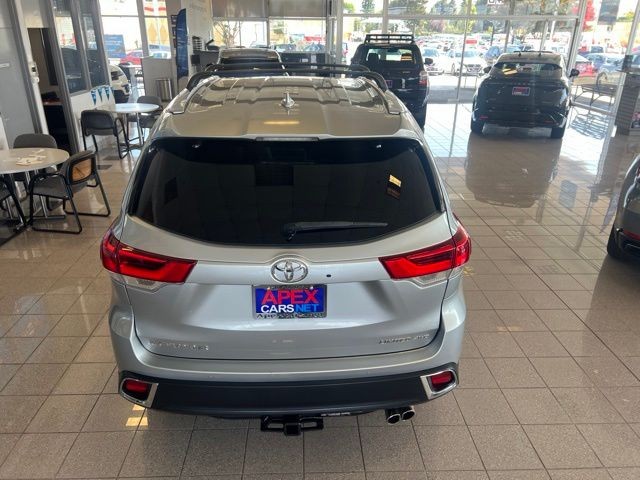 Toyota Highlander Vehicle Full-screen Gallery Image 12