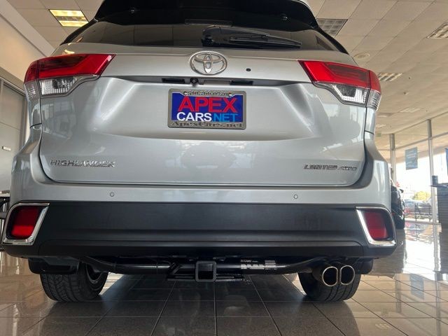 Toyota Highlander Vehicle Full-screen Gallery Image 13