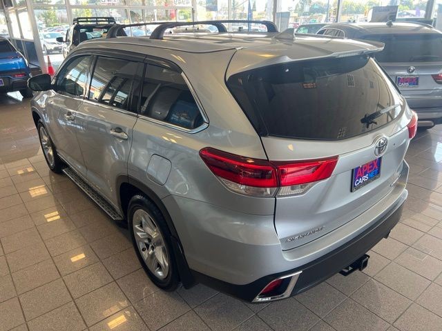 Toyota Highlander Vehicle Full-screen Gallery Image 14