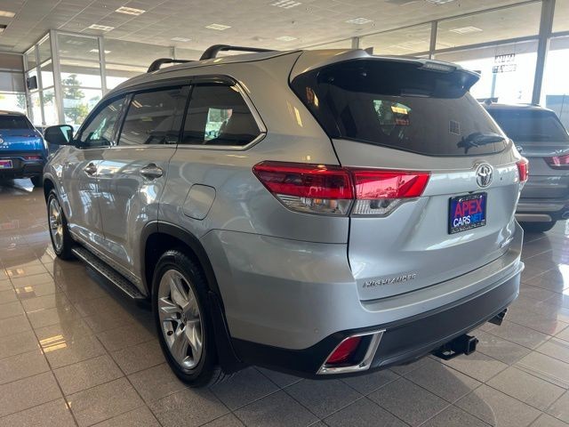 Toyota Highlander Vehicle Full-screen Gallery Image 15