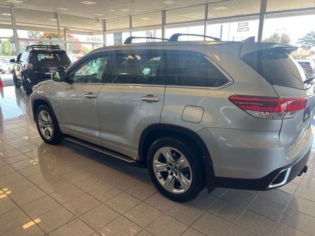 Toyota Highlander Vehicle Full-screen Gallery Image 16