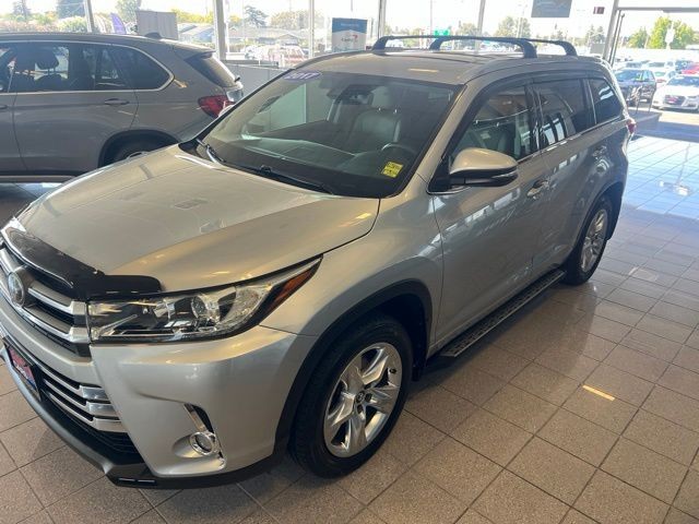 Toyota Highlander Vehicle Full-screen Gallery Image 17