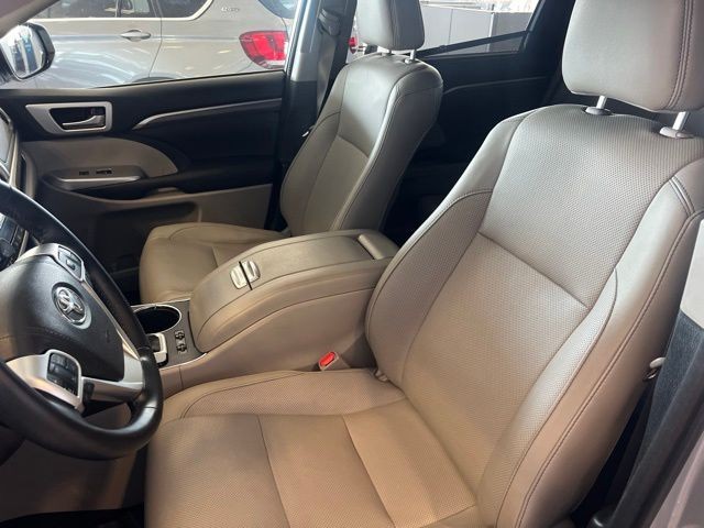 Toyota Highlander Vehicle Full-screen Gallery Image 20