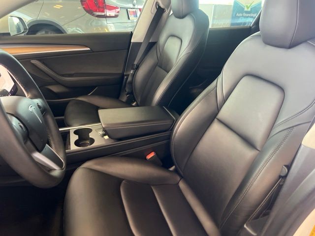 Tesla Model 3 Vehicle Full-screen Gallery Image 03
