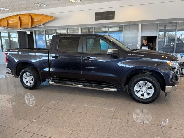 Chevrolet Silverado 1500 Vehicle Full-screen Gallery Image 03