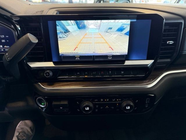 Chevrolet Silverado 1500 Vehicle Full-screen Gallery Image 17