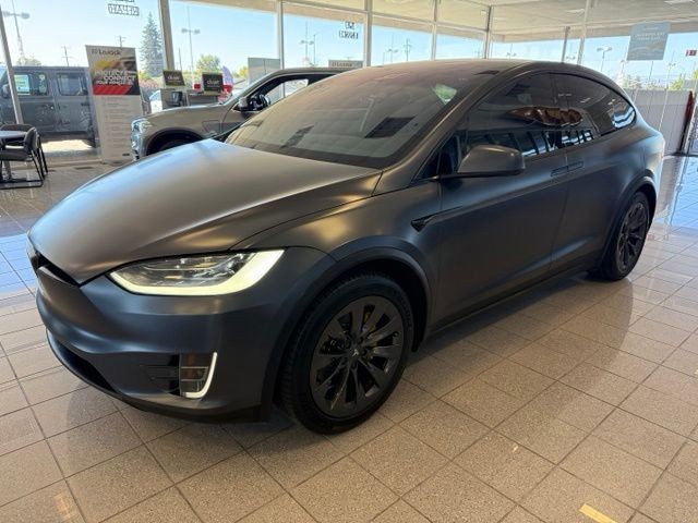 Tesla Model X Vehicle Full-screen Gallery Image 06