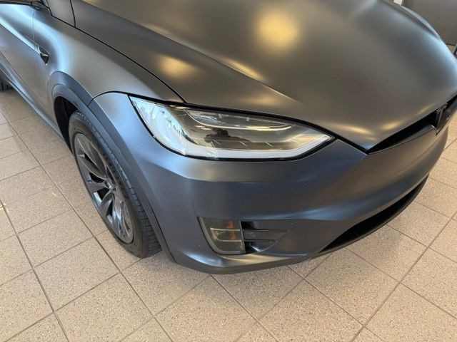 Tesla Model X Vehicle Full-screen Gallery Image 08