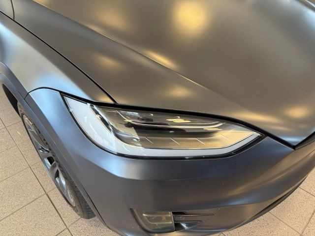 Tesla Model X Vehicle Full-screen Gallery Image 09