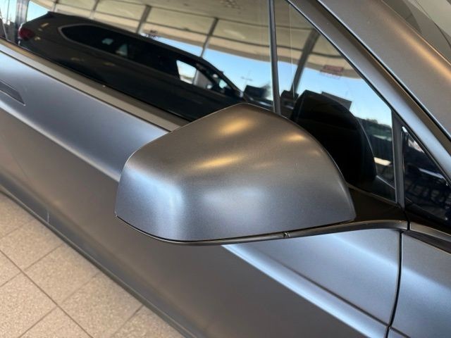 Tesla Model X Vehicle Full-screen Gallery Image 11