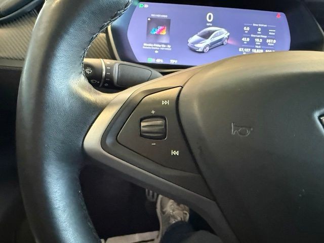 Tesla Model X Vehicle Full-screen Gallery Image 17