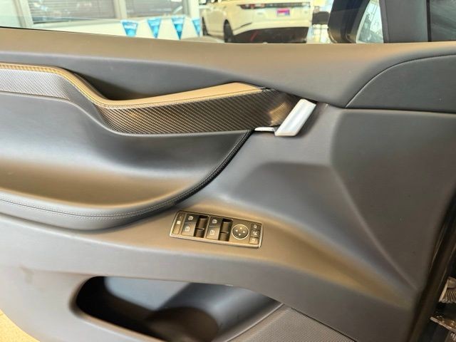 Tesla Model X Vehicle Full-screen Gallery Image 18