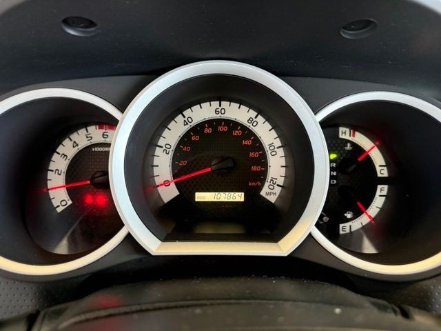 Toyota Tacoma Vehicle Full-screen Gallery Image 14
