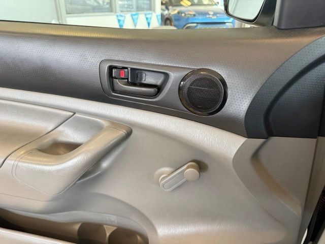 Toyota Tacoma Vehicle Full-screen Gallery Image 17