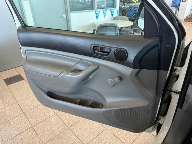 Toyota Tacoma Vehicle Full-screen Gallery Image 18