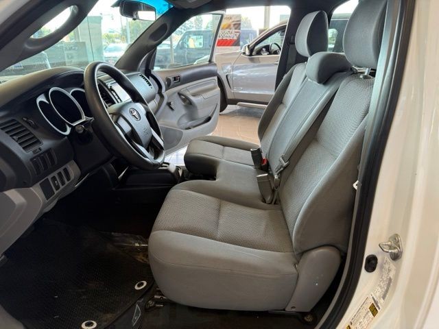 Toyota Tacoma Vehicle Full-screen Gallery Image 19