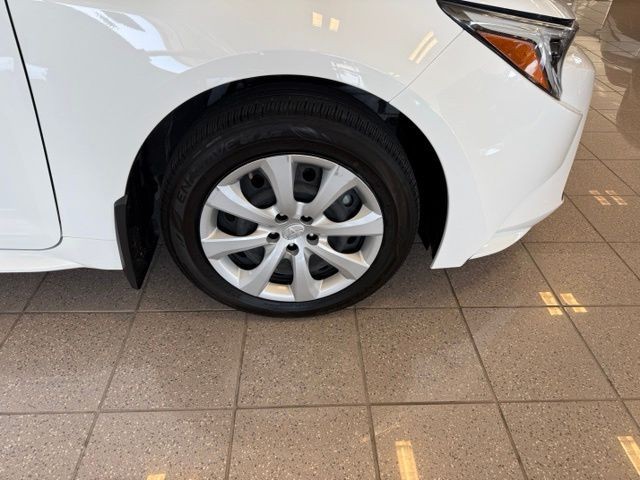 Toyota Corolla Vehicle Full-screen Gallery Image 12