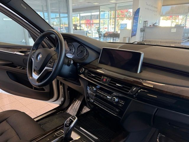 BMW X5 Vehicle Full-screen Gallery Image 02