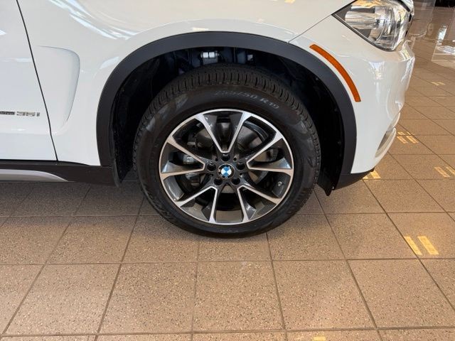 BMW X5 Vehicle Full-screen Gallery Image 12