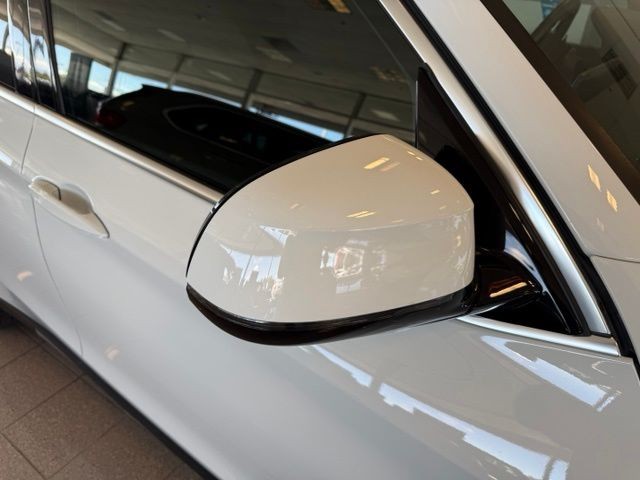 BMW X5 Vehicle Full-screen Gallery Image 13