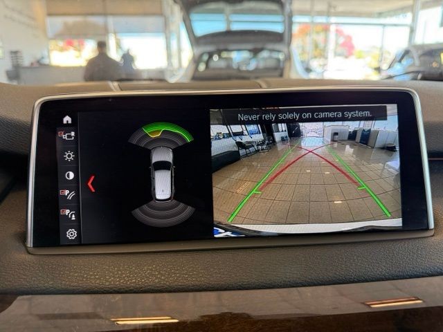 BMW X5 Vehicle Full-screen Gallery Image 17