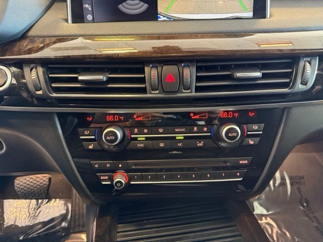 BMW X5 Vehicle Full-screen Gallery Image 18