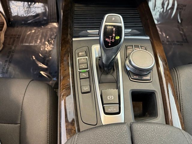 BMW X5 Vehicle Full-screen Gallery Image 19