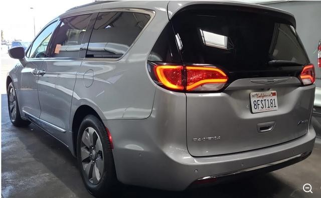 Chrysler Pacifica Vehicle Full-screen Gallery Image 02