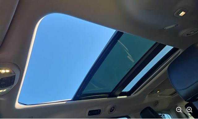 Chrysler Pacifica Vehicle Full-screen Gallery Image 03