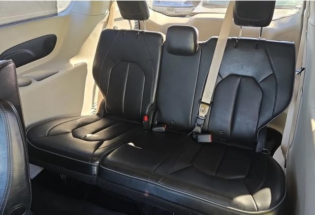 Chrysler Pacifica Vehicle Full-screen Gallery Image 05