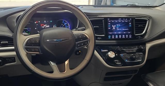 Chrysler Pacifica Vehicle Full-screen Gallery Image 07