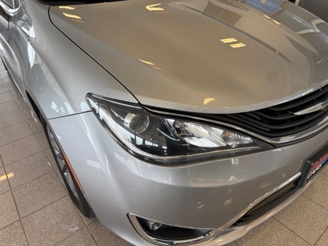 Chrysler Pacifica Vehicle Full-screen Gallery Image 11