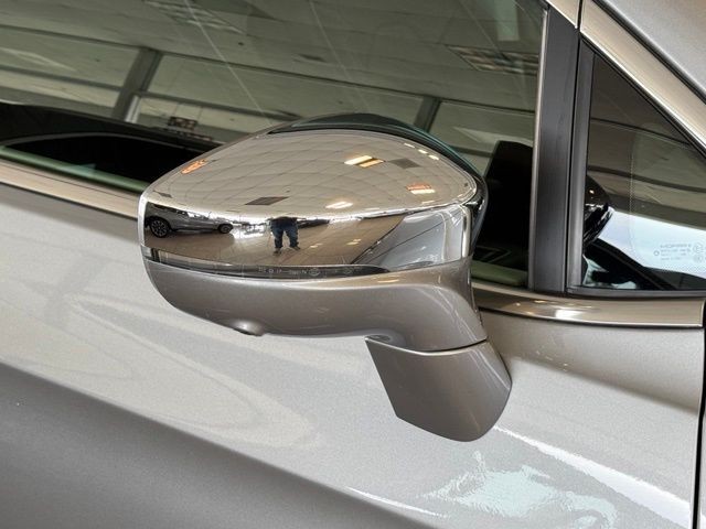 Chrysler Pacifica Vehicle Full-screen Gallery Image 13
