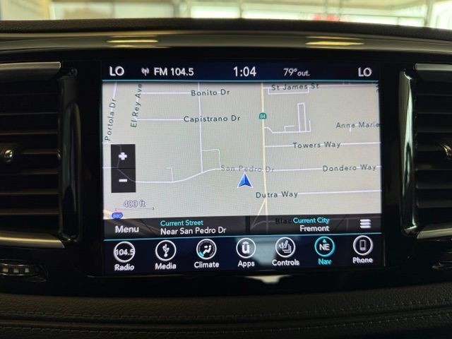 Chrysler Pacifica Vehicle Full-screen Gallery Image 16