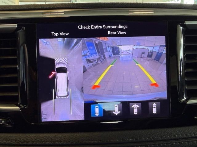 Chrysler Pacifica Vehicle Full-screen Gallery Image 17