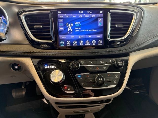 Chrysler Pacifica Vehicle Full-screen Gallery Image 18