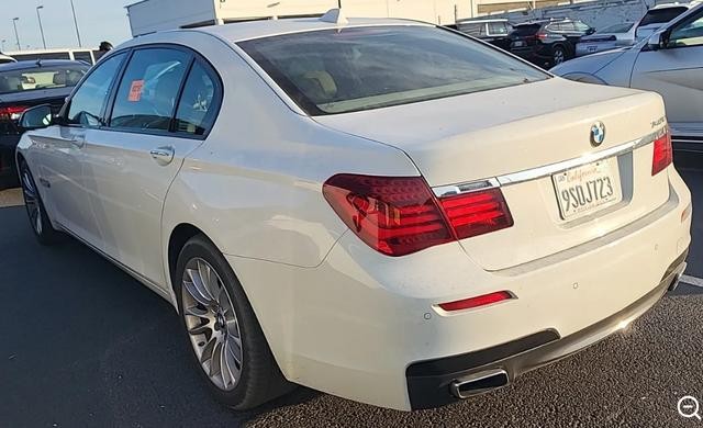 BMW 7 Series Vehicle Full-screen Gallery Image 02