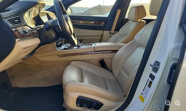BMW 7 Series Vehicle Full-screen Gallery Image 03