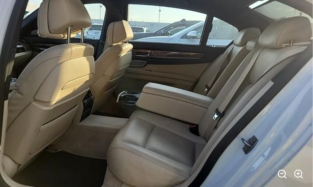 BMW 7 Series Vehicle Full-screen Gallery Image 05