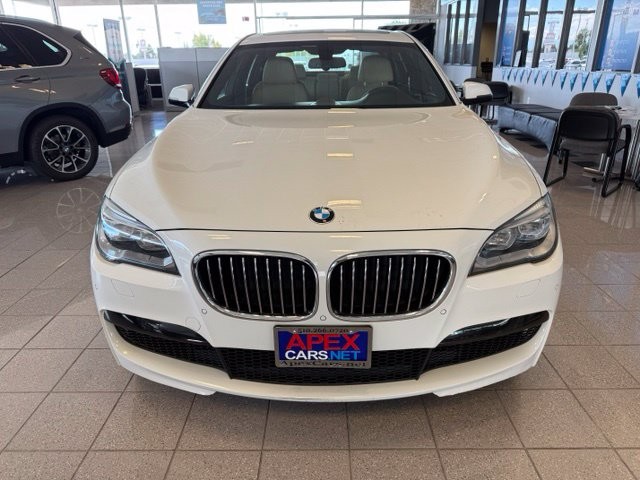 BMW 7 Series Vehicle Full-screen Gallery Image 08